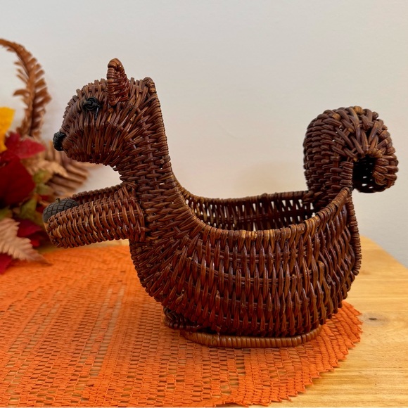 Vintage Wicker Squirrel Basket w/Wooden Acorn - Picture 2 of 6